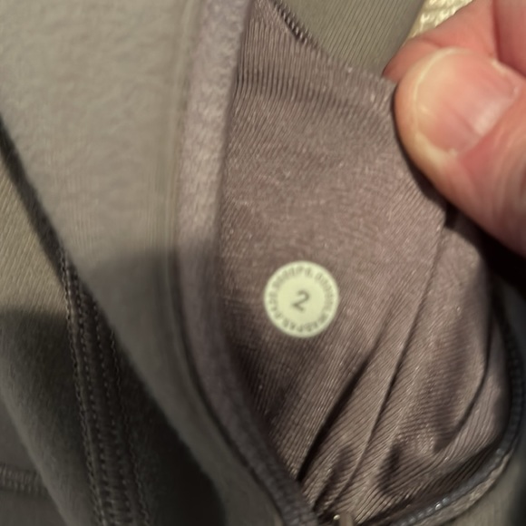 Size 2 lululemon zip up in excellent condition - Picture 4 of 6